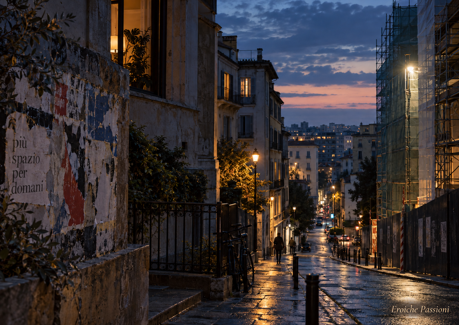 trada urbana al crepuscolo, tra finestre illuminate e impalcature